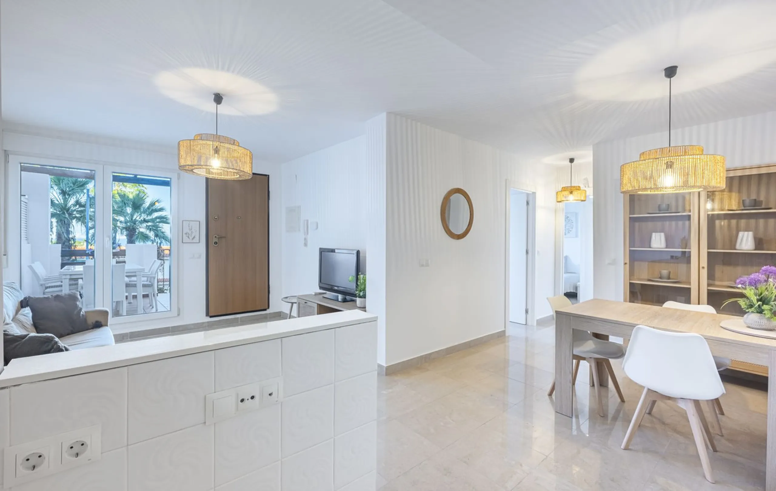 This beautiful two-bedroom, two-bathroom, raised ground-floor apartment is located in a residential area of ​​Andalusian-style townhouses. The property was completely renovated in 2025 and comes fully furnished. The terrace and all windows offer beautiful