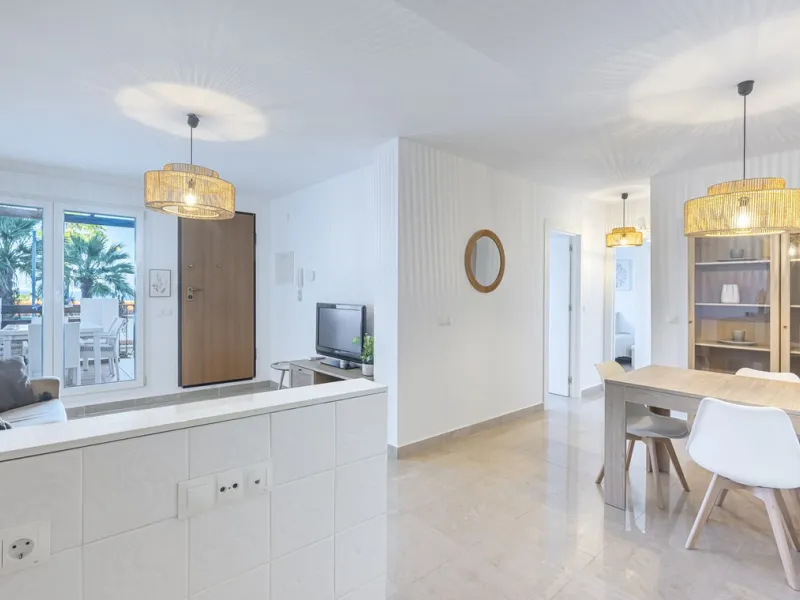 This beautiful two-bedroom, two-bathroom, raised ground-floor apartment is located in a residential area of ​​Andalusian-style townhouses. The property was completely renovated in 2025 and comes fully furnished. The terrace and all windows offer beautiful
