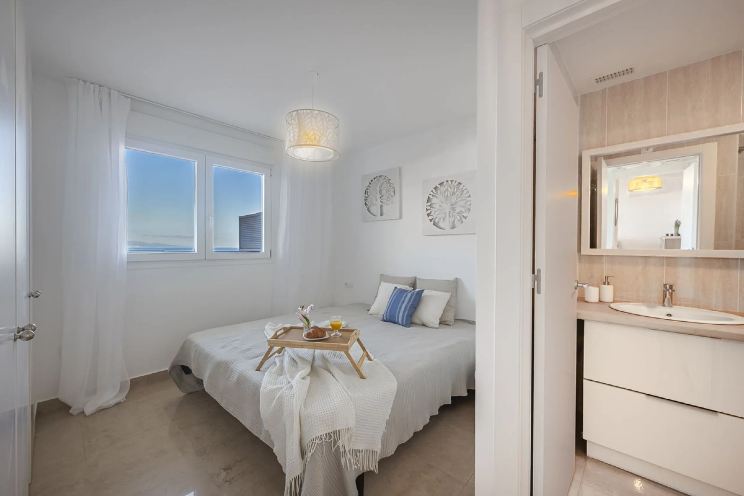 This beautiful two-bedroom, two-bathroom, raised ground-floor apartment is located in a residential area of ​​Andalusian-style townhouses. The property was completely renovated in 2025 and comes fully furnished. The terrace and all windows offer beautiful