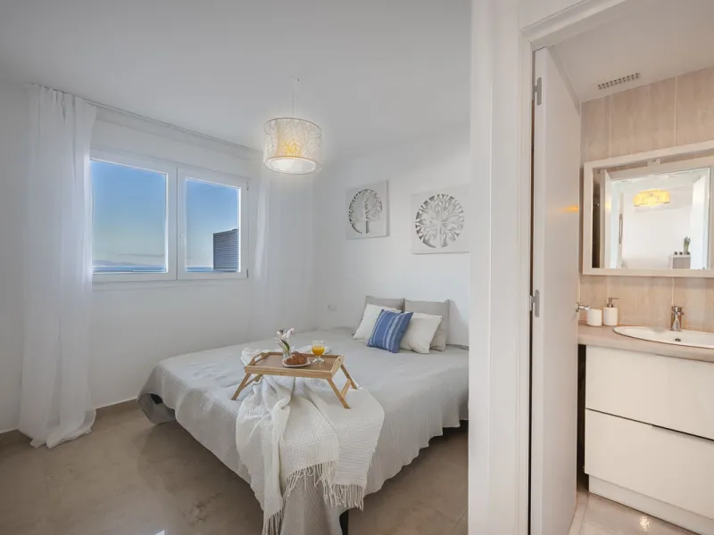 This beautiful two-bedroom, two-bathroom, raised ground-floor apartment is located in a residential area of ​​Andalusian-style townhouses. The property was completely renovated in 2025 and comes fully furnished. The terrace and all windows offer beautiful