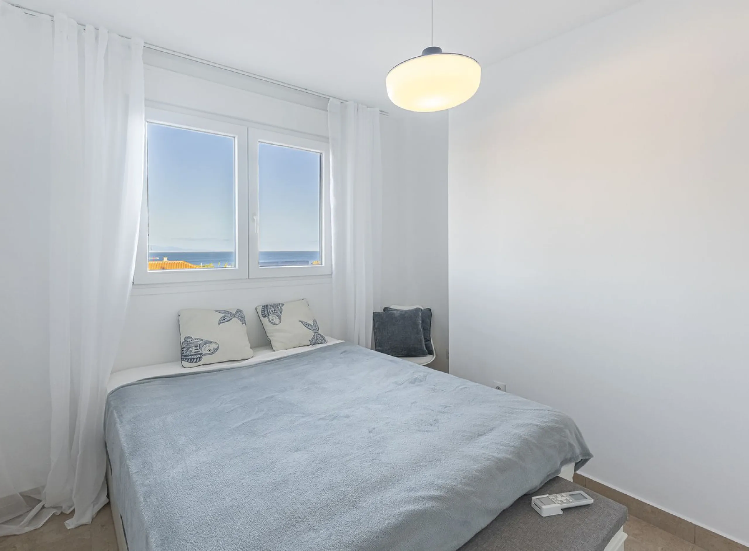 This beautiful two-bedroom, two-bathroom, raised ground-floor apartment is located in a residential area of ​​Andalusian-style townhouses. The property was completely renovated in 2025 and comes fully furnished. The terrace and all windows offer beautiful