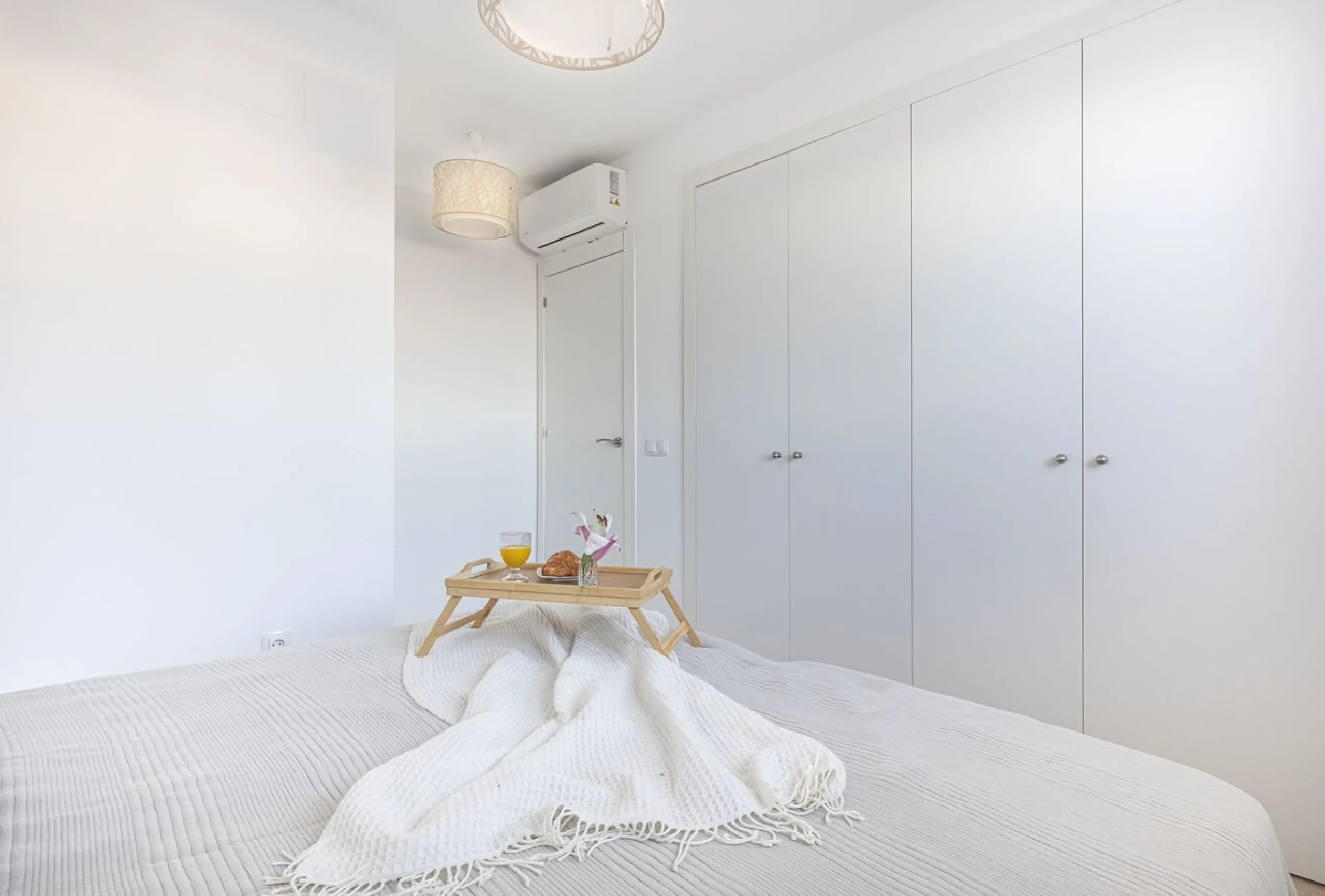 This beautiful two-bedroom, two-bathroom, raised ground-floor apartment is located in a residential area of ​​Andalusian-style townhouses. The property was completely renovated in 2025 and comes fully furnished. The terrace and all windows offer beautiful
