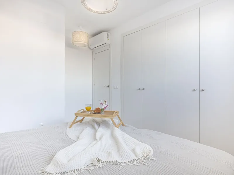This beautiful two-bedroom, two-bathroom, raised ground-floor apartment is located in a residential area of ​​Andalusian-style townhouses. The property was completely renovated in 2025 and comes fully furnished. The terrace and all windows offer beautiful
