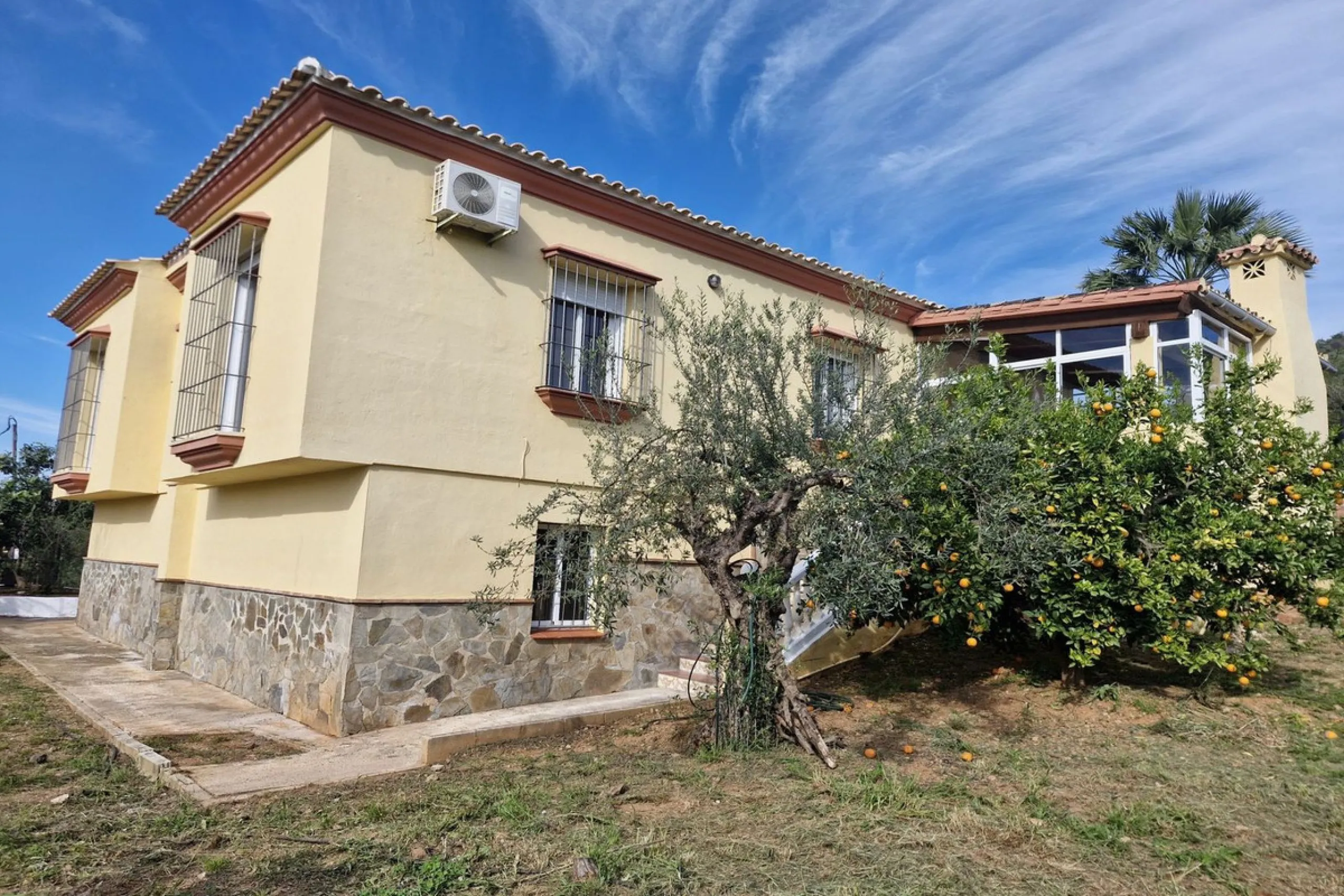 Set in the peaceful countryside on the outskirts of Coín, this charming 3-bedroom, 2-bathroom finca offers space, privacy, and beautiful open views across the surrounding mountains and cocuntryside.