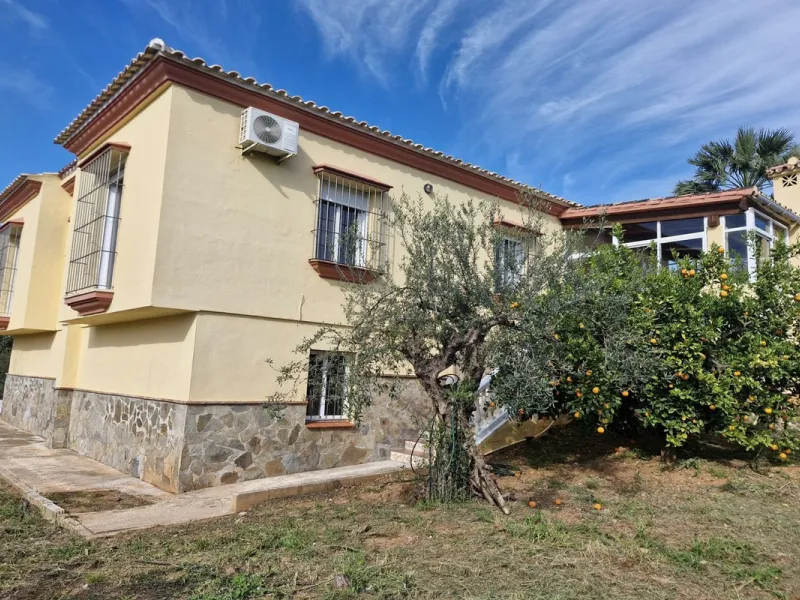 Set in the peaceful countryside on the outskirts of Coín, this charming 3-bedroom, 2-bathroom finca offers space, privacy, and beautiful open views across the surrounding mountains and cocuntryside.