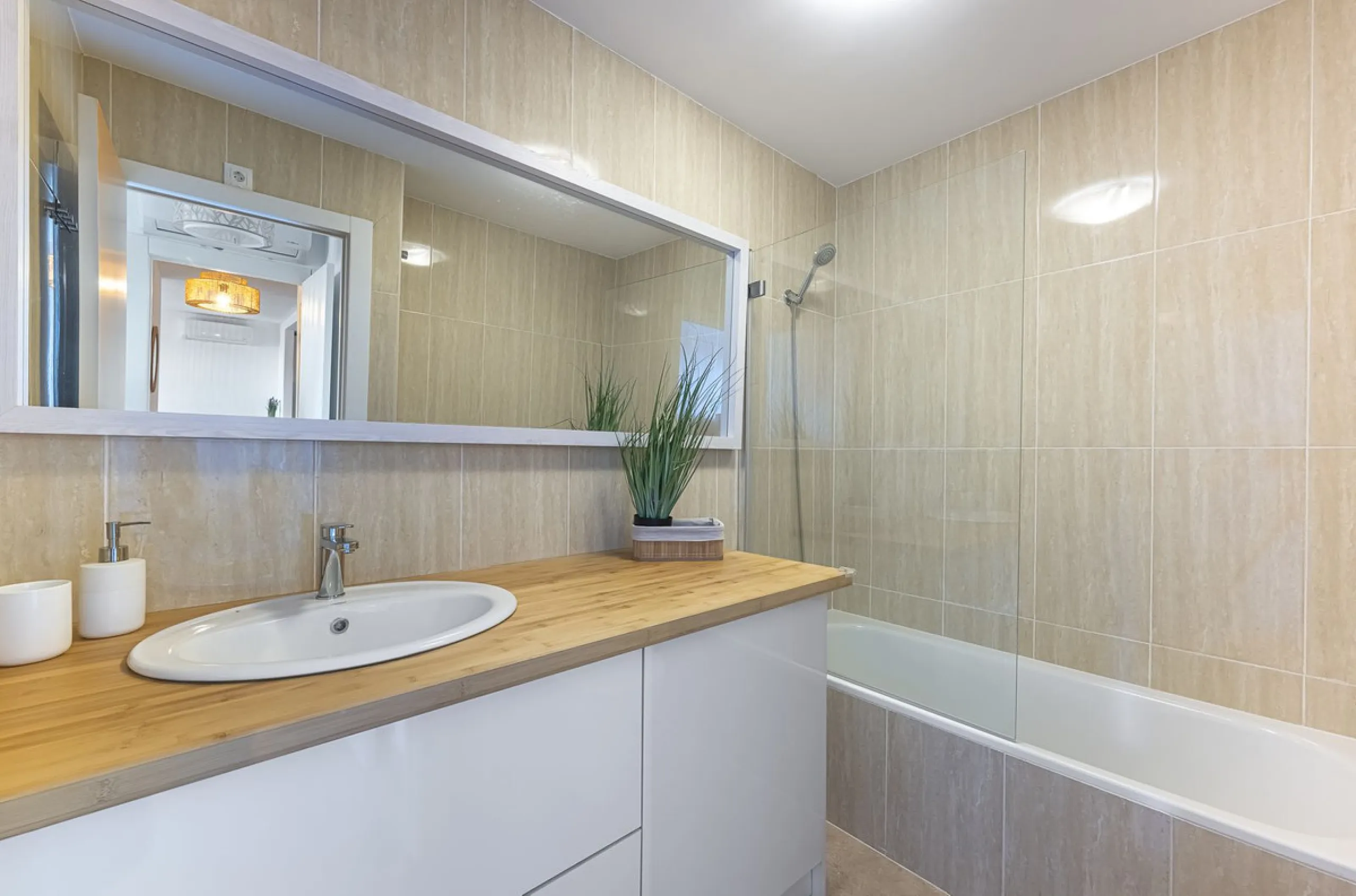 This beautiful two-bedroom, two-bathroom, raised ground-floor apartment is located in a residential area of ​​Andalusian-style townhouses. The property was completely renovated in 2025 and comes fully furnished. The terrace and all windows offer beautiful