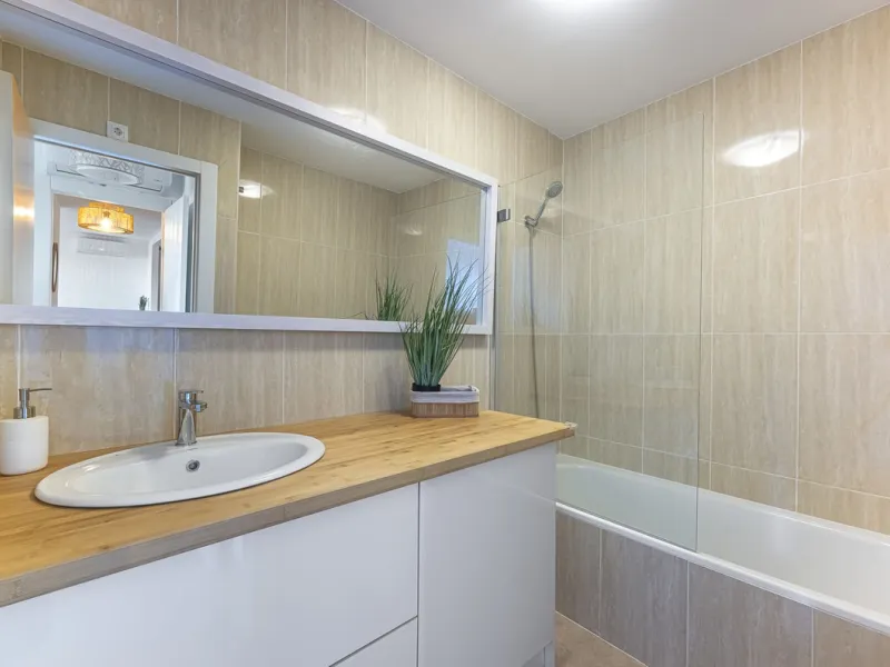 This beautiful two-bedroom, two-bathroom, raised ground-floor apartment is located in a residential area of ​​Andalusian-style townhouses. The property was completely renovated in 2025 and comes fully furnished. The terrace and all windows offer beautiful