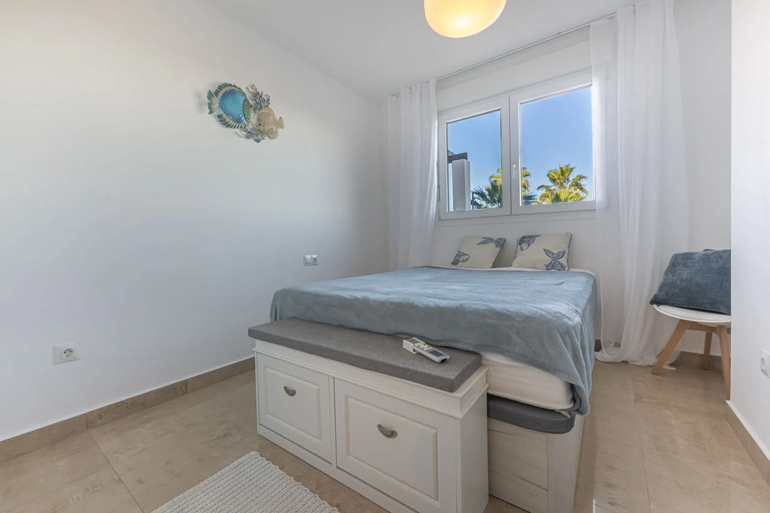 This beautiful two-bedroom, two-bathroom, raised ground-floor apartment is located in a residential area of ​​Andalusian-style townhouses. The property was completely renovated in 2025 and comes fully furnished. The terrace and all windows offer beautiful
