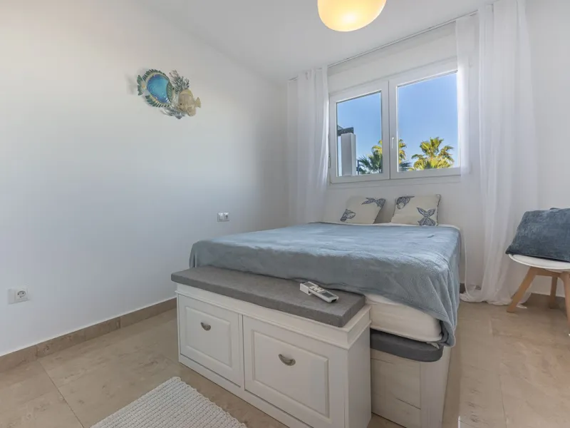 This beautiful two-bedroom, two-bathroom, raised ground-floor apartment is located in a residential area of ​​Andalusian-style townhouses. The property was completely renovated in 2025 and comes fully furnished. The terrace and all windows offer beautiful