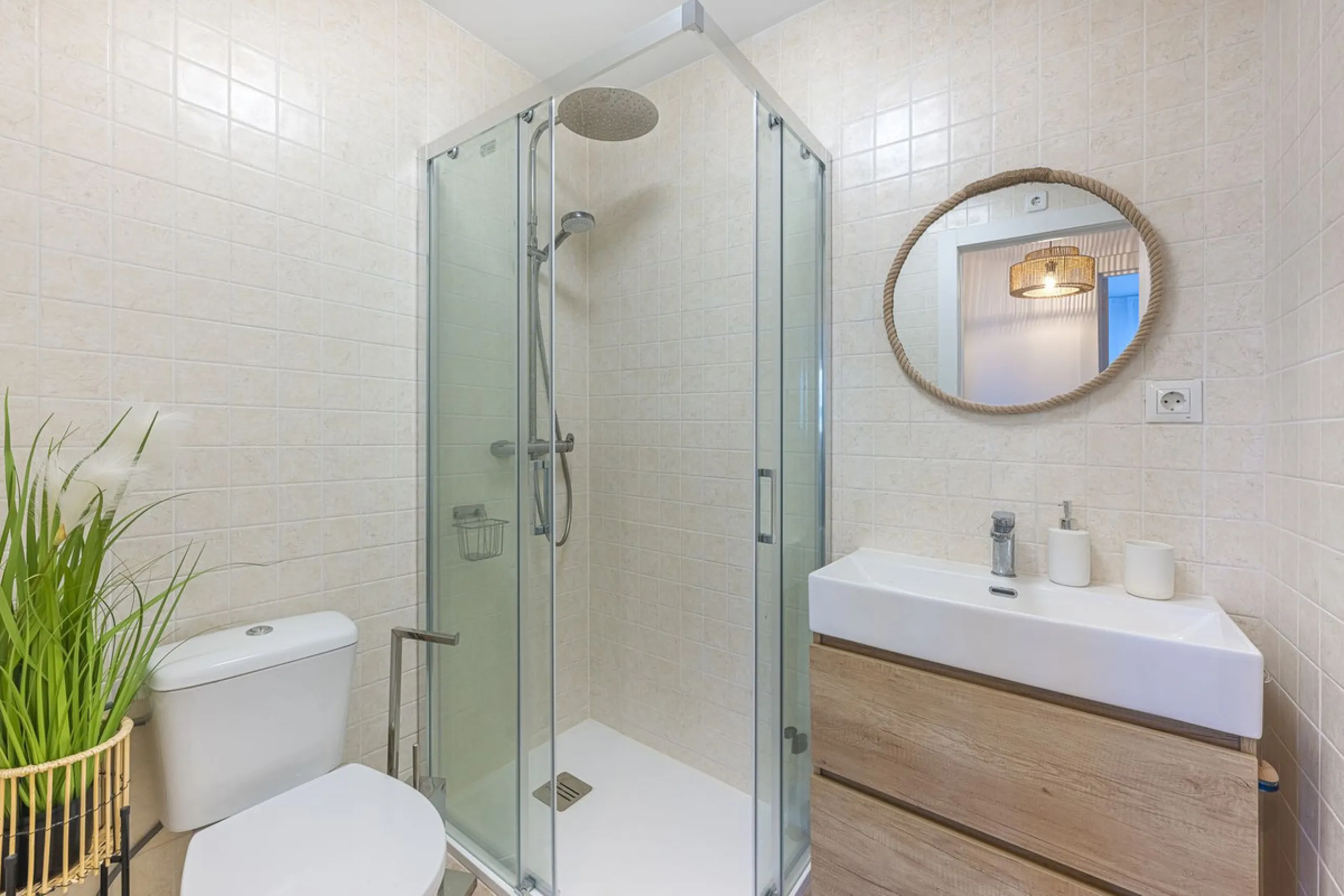 This beautiful two-bedroom, two-bathroom, raised ground-floor apartment is located in a residential area of ​​Andalusian-style townhouses. The property was completely renovated in 2025 and comes fully furnished. The terrace and all windows offer beautiful