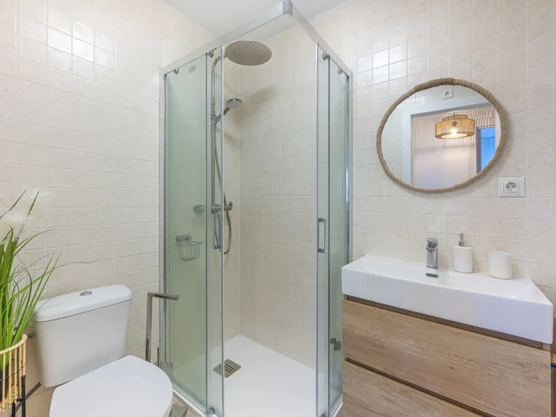 This beautiful two-bedroom, two-bathroom, raised ground-floor apartment is located in a residential area of ​​Andalusian-style townhouses. The property was completely renovated in 2025 and comes fully furnished. The terrace and all windows offer beautiful