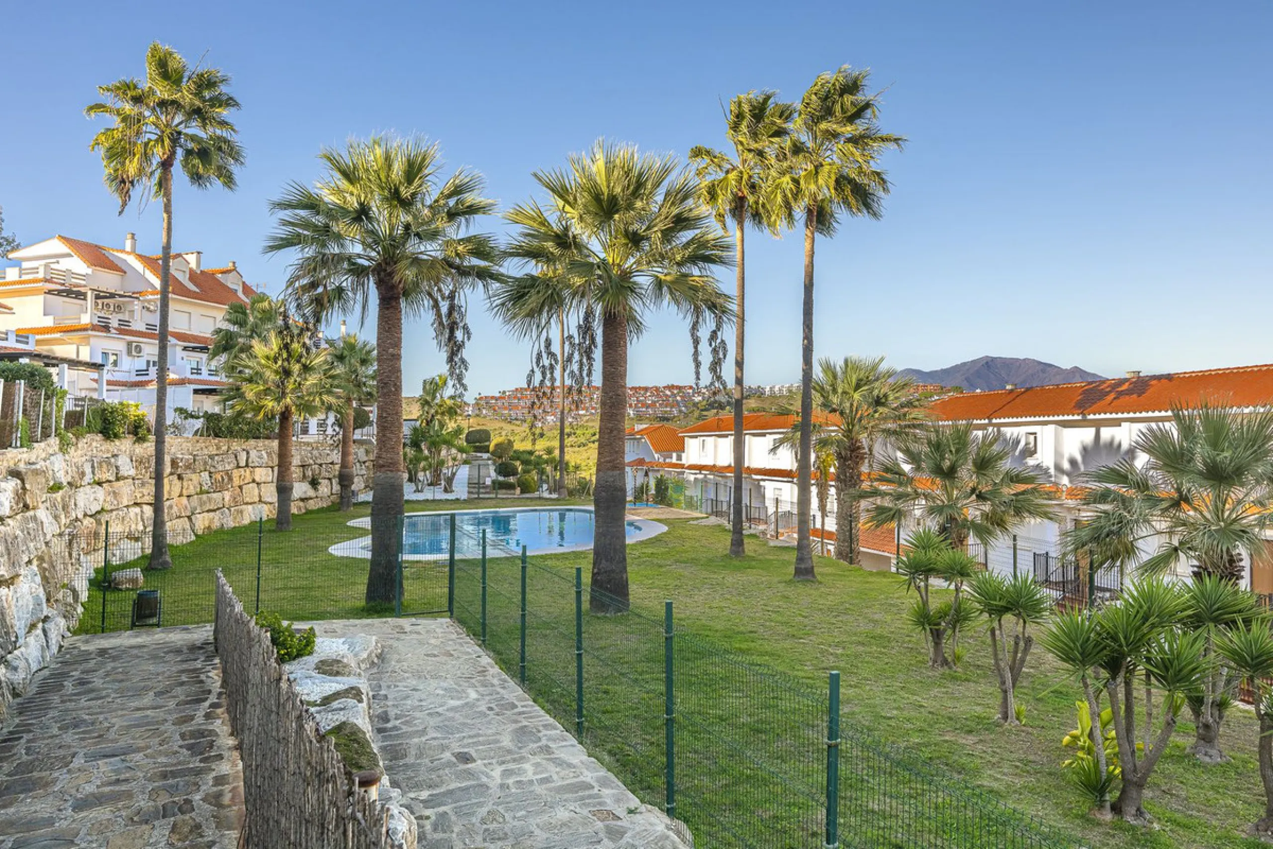 This beautiful two-bedroom, two-bathroom, raised ground-floor apartment is located in a residential area of ​​Andalusian-style townhouses. The property was completely renovated in 2025 and comes fully furnished. The terrace and all windows offer beautiful