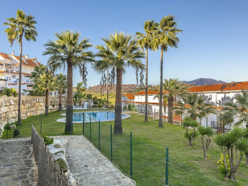 This beautiful two-bedroom, two-bathroom, raised ground-floor apartment is located in a residential area of ​​Andalusian-style townhouses. The property was completely renovated in 2025 and comes fully furnished. The terrace and all windows offer beautiful