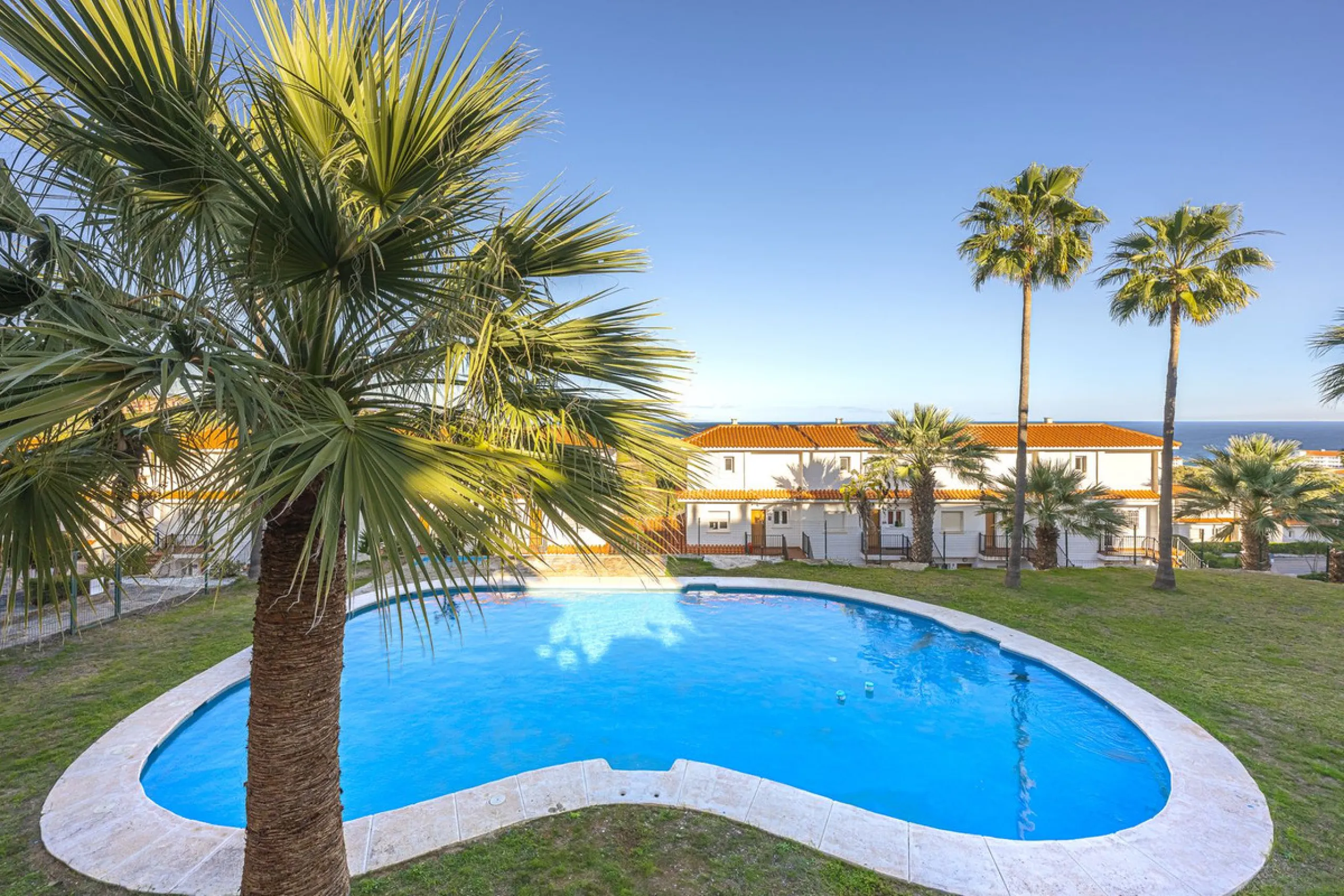 This beautiful two-bedroom, two-bathroom, raised ground-floor apartment is located in a residential area of ​​Andalusian-style townhouses. The property was completely renovated in 2025 and comes fully furnished. The terrace and all windows offer beautiful