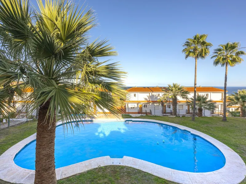 This beautiful two-bedroom, two-bathroom, raised ground-floor apartment is located in a residential area of ​​Andalusian-style townhouses. The property was completely renovated in 2025 and comes fully furnished. The terrace and all windows offer beautiful