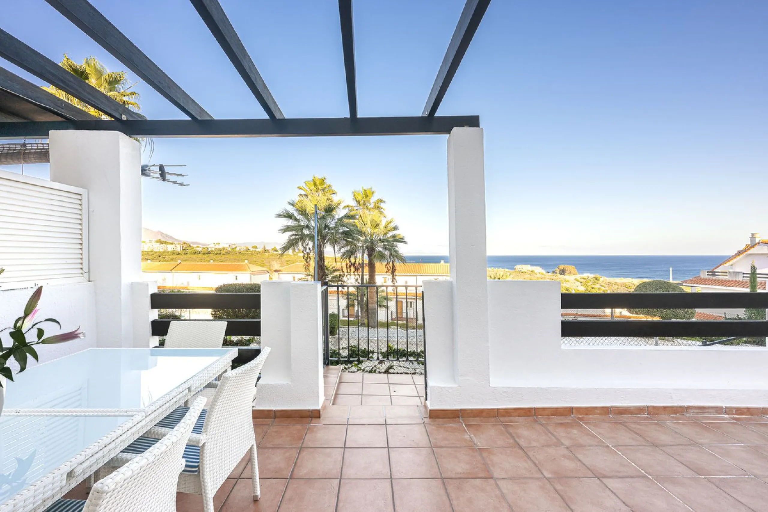 This beautiful two-bedroom, two-bathroom, raised ground-floor apartment is located in a residential area of ​​Andalusian-style townhouses. The property was completely renovated in 2025 and comes fully furnished. The terrace and all windows offer beautiful