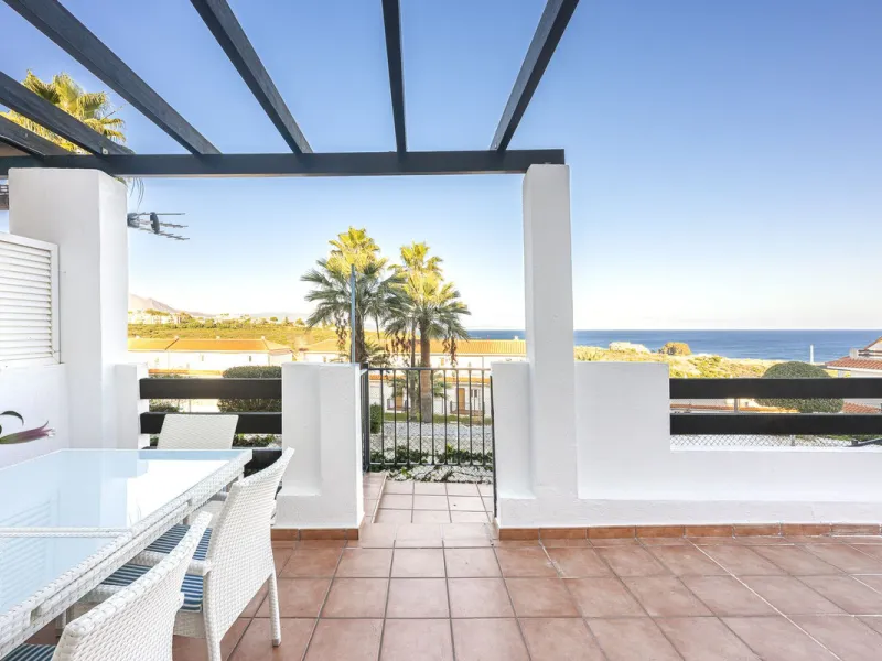 This beautiful two-bedroom, two-bathroom, raised ground-floor apartment is located in a residential area of ​​Andalusian-style townhouses. The property was completely renovated in 2025 and comes fully furnished. The terrace and all windows offer beautiful