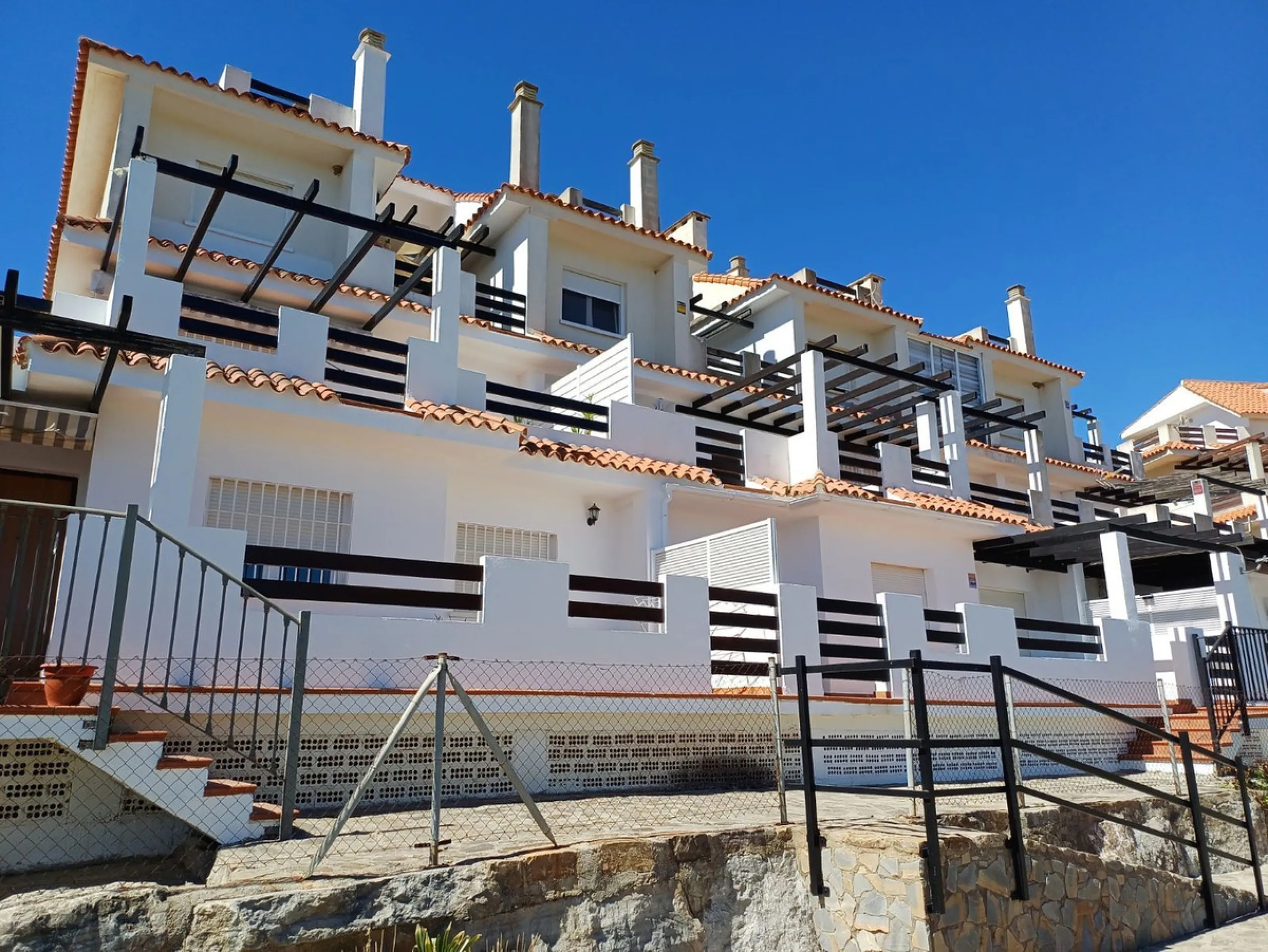 This beautiful two-bedroom, two-bathroom, raised ground-floor apartment is located in a residential area of ​​Andalusian-style townhouses. The property was completely renovated in 2025 and comes fully furnished. The terrace and all windows offer beautiful