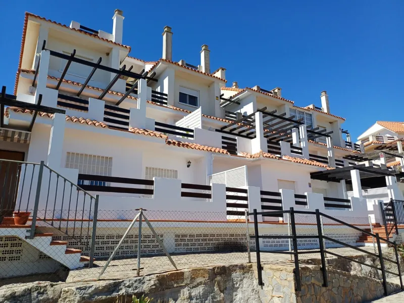 This beautiful two-bedroom, two-bathroom, raised ground-floor apartment is located in a residential area of ​​Andalusian-style townhouses. The property was completely renovated in 2025 and comes fully furnished. The terrace and all windows offer beautiful