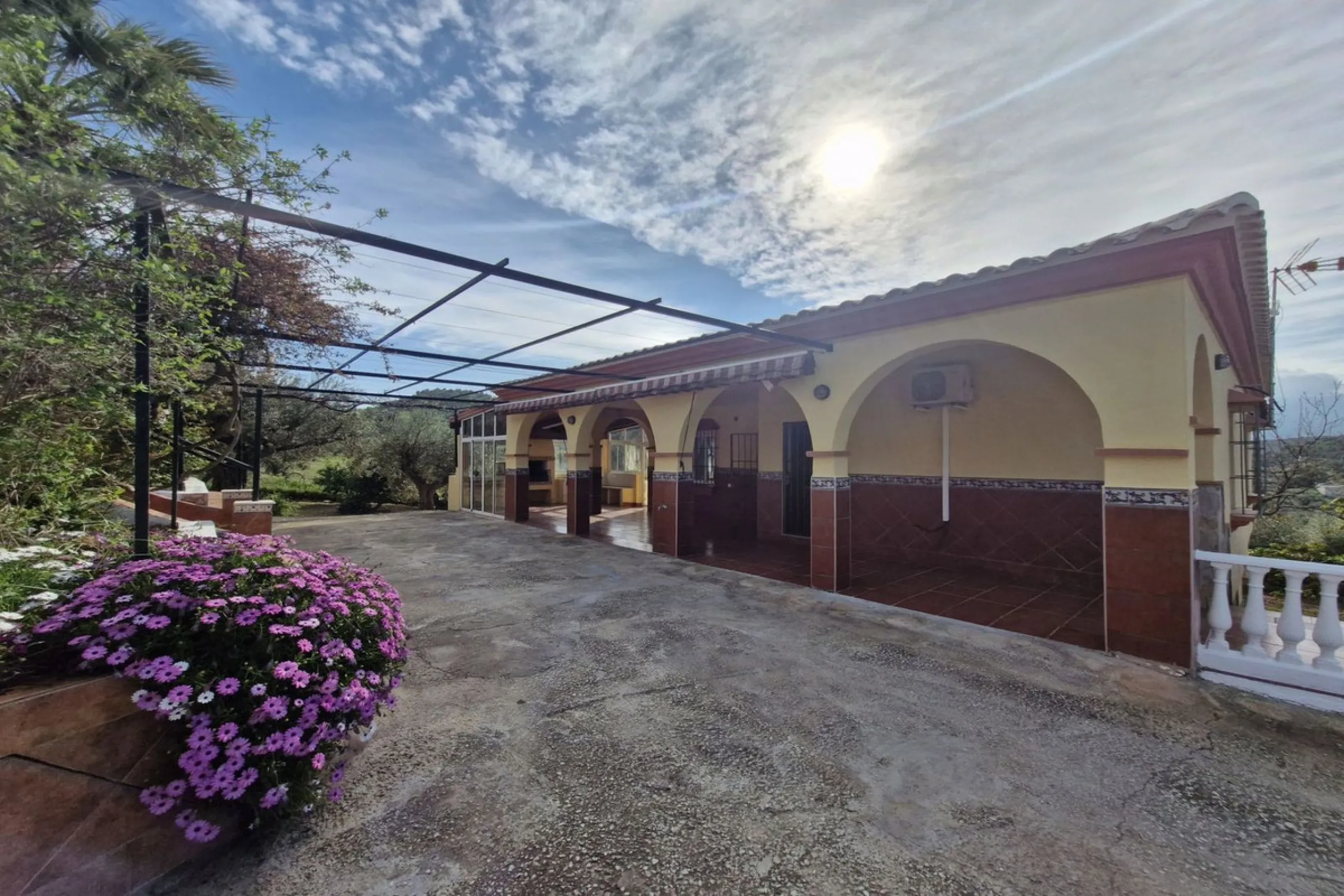 Set in the peaceful countryside on the outskirts of Coín, this charming 3-bedroom, 2-bathroom finca offers space, privacy, and beautiful open views across the surrounding mountains and cocuntryside.