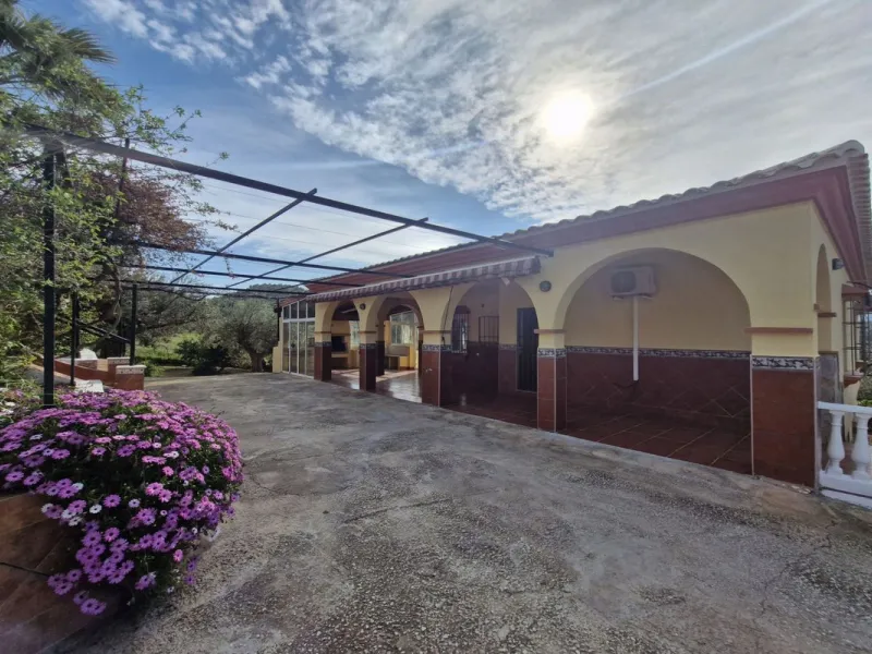 Set in the peaceful countryside on the outskirts of Coín, this charming 3-bedroom, 2-bathroom finca offers space, privacy, and beautiful open views across the surrounding mountains and cocuntryside.