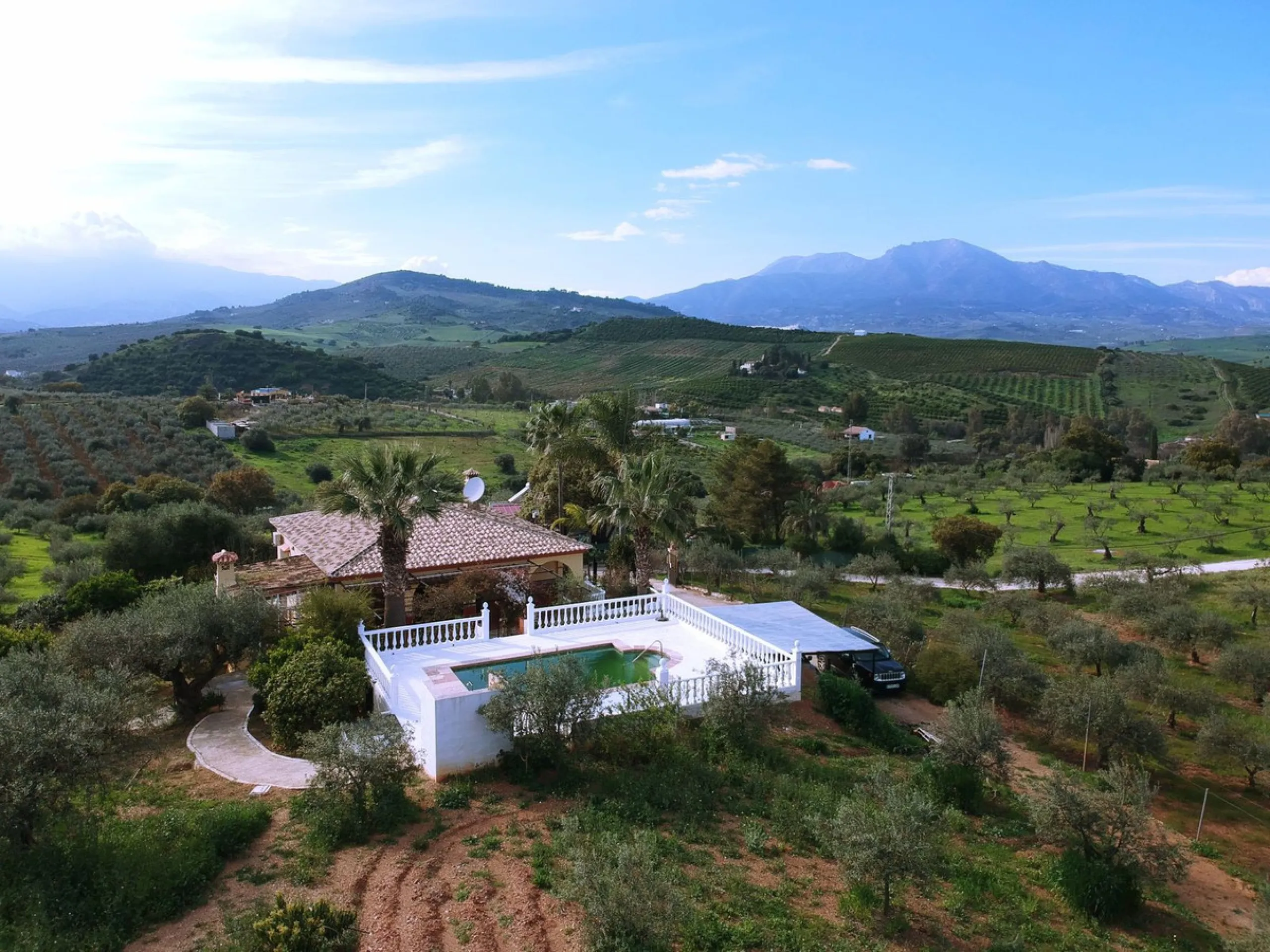 Set in the peaceful countryside on the outskirts of Coín, this charming 3-bedroom, 2-bathroom finca offers space, privacy, and beautiful open views across the surrounding mountains and cocuntryside.