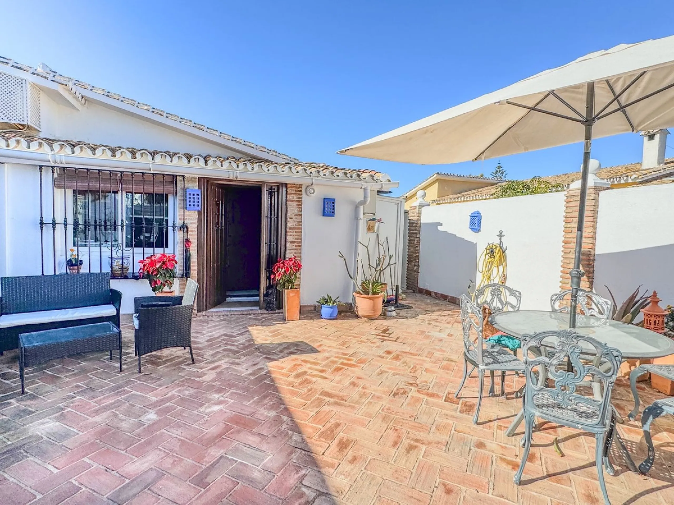 House - Detached Villa в продаже в Estepona, Málaga. В доме 4 спален и 4 ванных комнат. Площадь дома 194 м². Площадь участка 500 м²