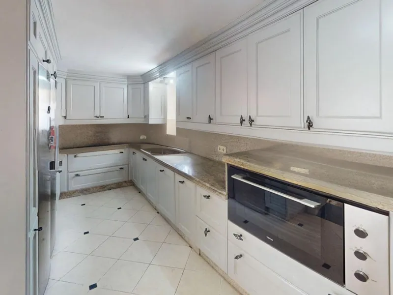 House - Detached Villa в продаже в Estepona, Málaga. В доме 4 спален и 4 ванных комнат. Площадь дома 194 м². Площадь участка 500 м²