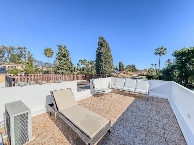 House - Detached Villa в продаже в Estepona, Málaga. В доме 4 спален и 4 ванных комнат. Площадь дома 194 м². Площадь участка 500 м²