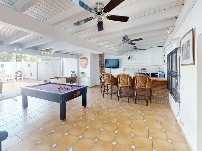 House - Detached Villa в продаже в Estepona, Málaga. В доме 4 спален и 4 ванных комнат. Площадь дома 194 м². Площадь участка 500 м²