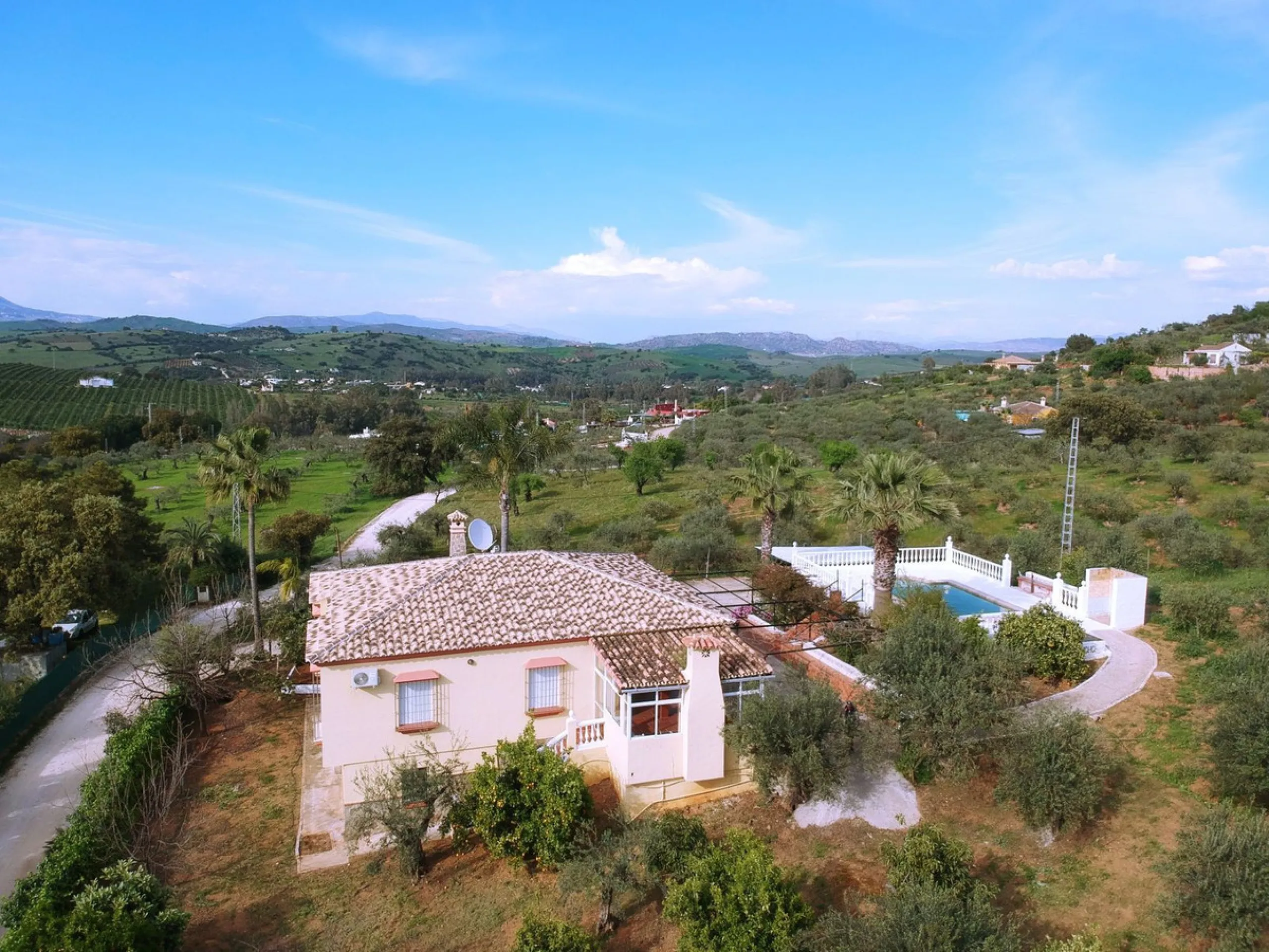 Set in the peaceful countryside on the outskirts of Coín, this charming 3-bedroom, 2-bathroom finca offers space, privacy, and beautiful open views across the surrounding mountains and cocuntryside.