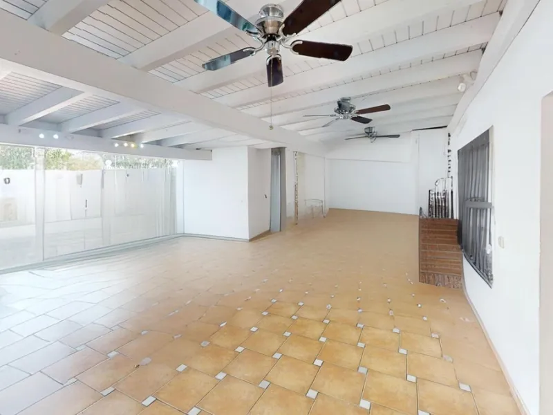 House - Detached Villa в продаже в Estepona, Málaga. В доме 4 спален и 4 ванных комнат. Площадь дома 194 м². Площадь участка 500 м²