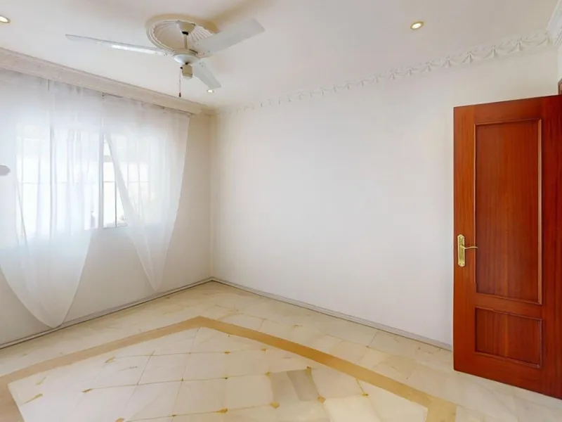House - Detached Villa в продаже в Estepona, Málaga. В доме 4 спален и 4 ванных комнат. Площадь дома 194 м². Площадь участка 500 м²