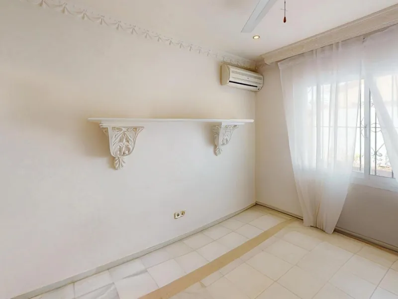 House - Detached Villa в продаже в Estepona, Málaga. В доме 4 спален и 4 ванных комнат. Площадь дома 194 м². Площадь участка 500 м²