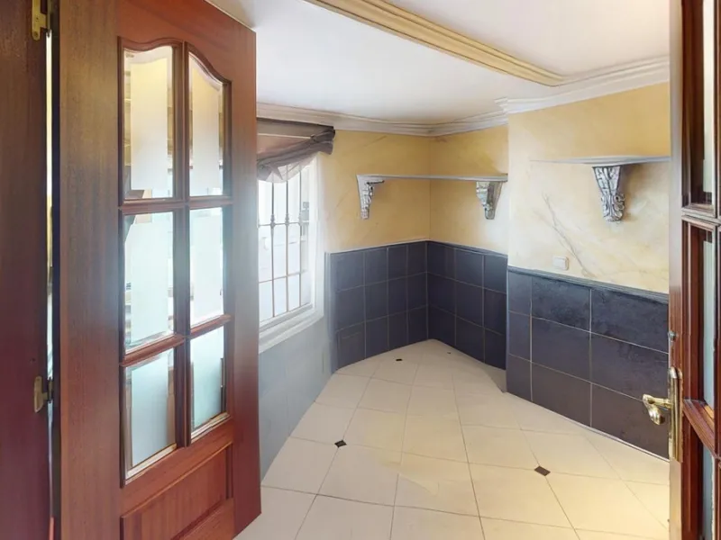 House - Detached Villa в продаже в Estepona, Málaga. В доме 4 спален и 4 ванных комнат. Площадь дома 194 м². Площадь участка 500 м²
