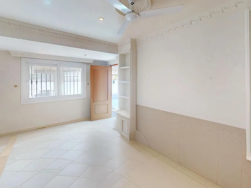 House - Detached Villa в продаже в Estepona, Málaga. В доме 4 спален и 4 ванных комнат. Площадь дома 194 м². Площадь участка 500 м²