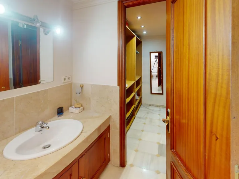 House - Detached Villa в продаже в Estepona, Málaga. В доме 4 спален и 4 ванных комнат. Площадь дома 194 м². Площадь участка 500 м²