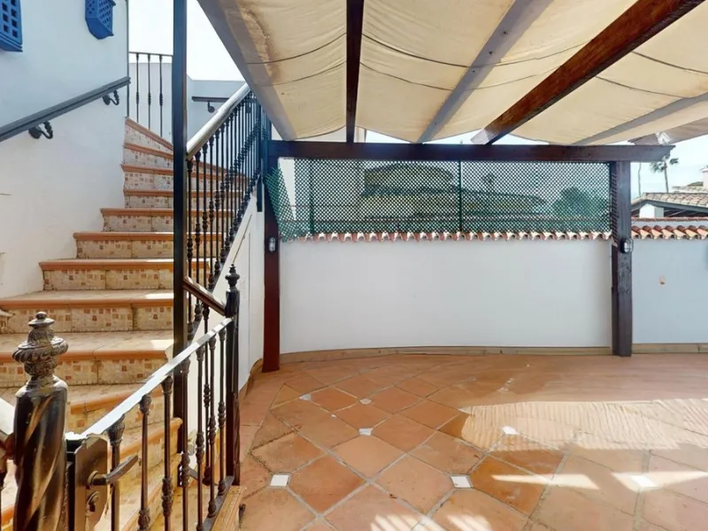 House - Detached Villa в продаже в Estepona, Málaga. В доме 4 спален и 4 ванных комнат. Площадь дома 194 м². Площадь участка 500 м²