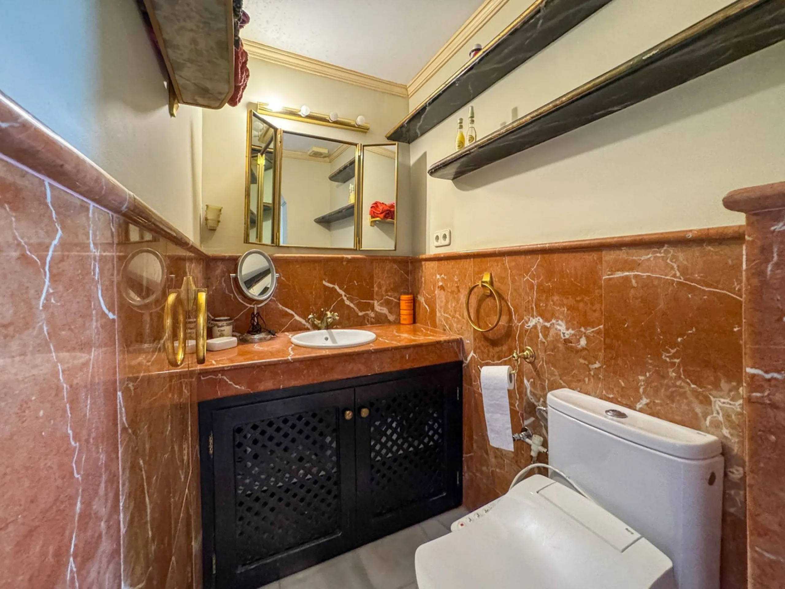 House - Detached Villa в продаже в Estepona, Málaga. В доме 4 спален и 4 ванных комнат. Площадь дома 194 м². Площадь участка 500 м²