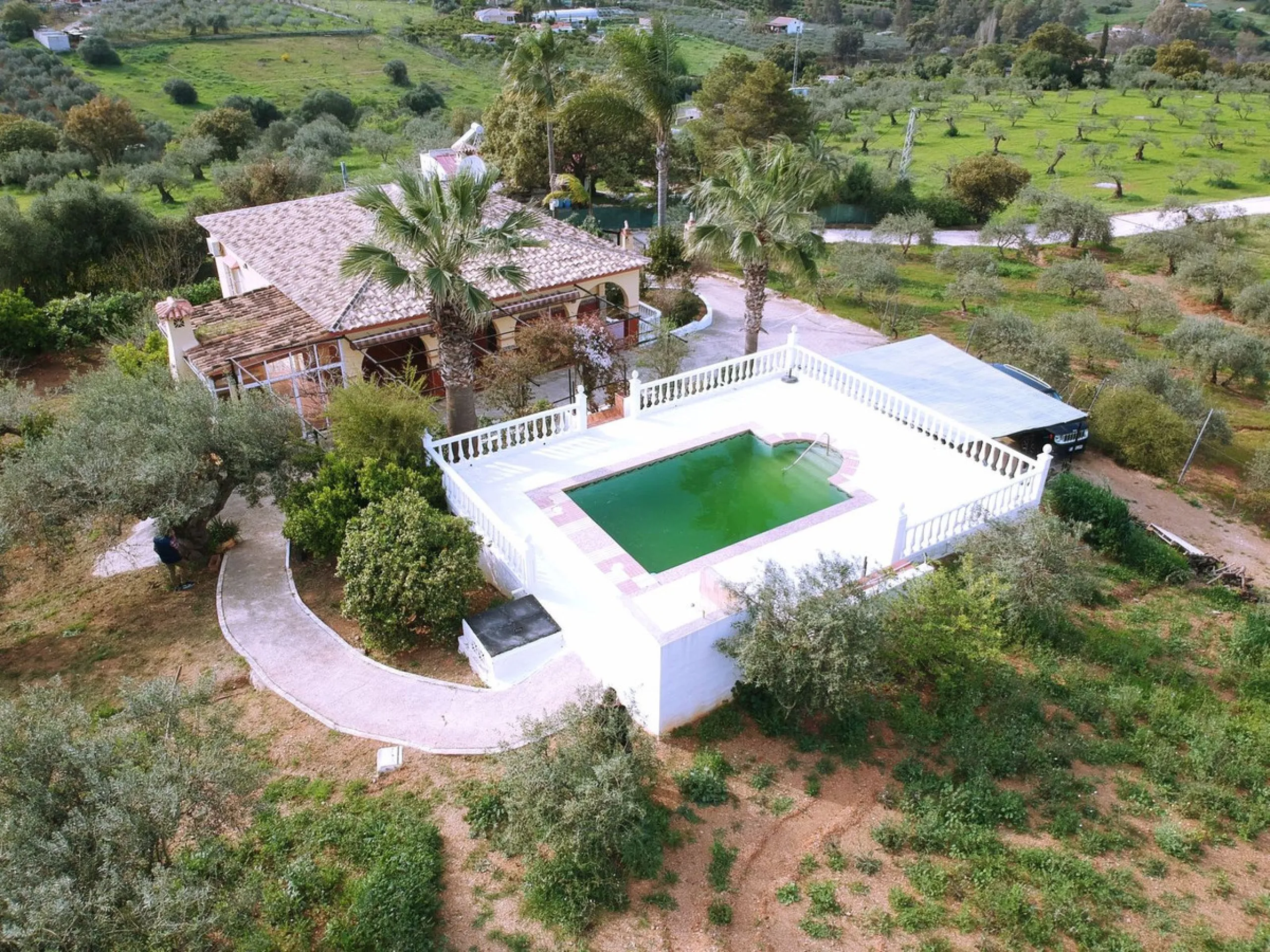 Set in the peaceful countryside on the outskirts of Coín, this charming 3-bedroom, 2-bathroom finca offers space, privacy, and beautiful open views across the surrounding mountains and cocuntryside.
