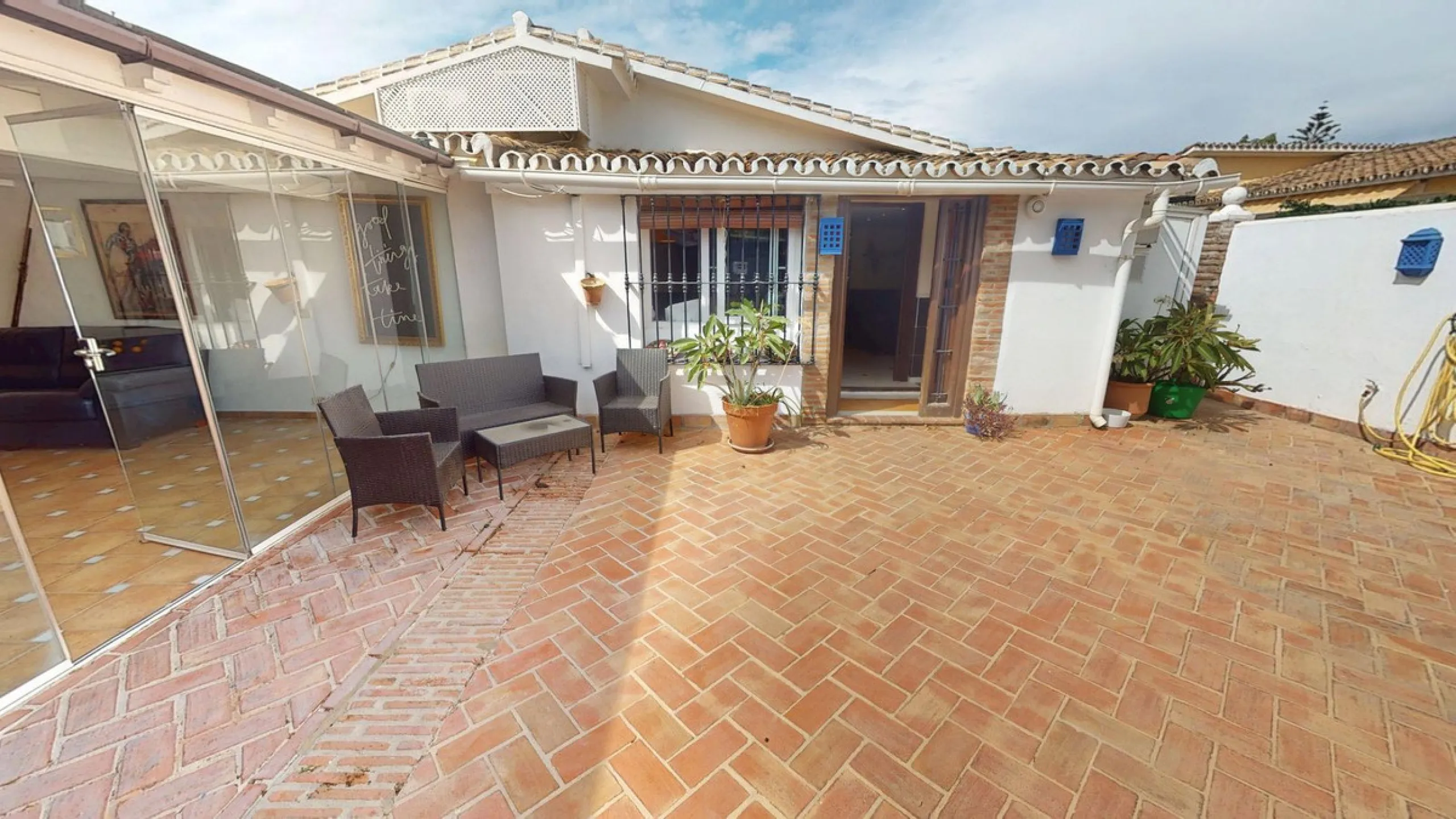 House - Detached Villa в продаже в Estepona, Málaga. В доме 4 спален и 4 ванных комнат. Площадь дома 194 м². Площадь участка 500 м²