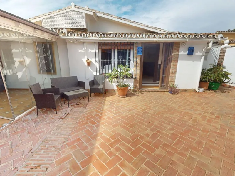 House - Detached Villa в продаже в Estepona, Málaga. В доме 4 спален и 4 ванных комнат. Площадь дома 194 м². Площадь участка 500 м²