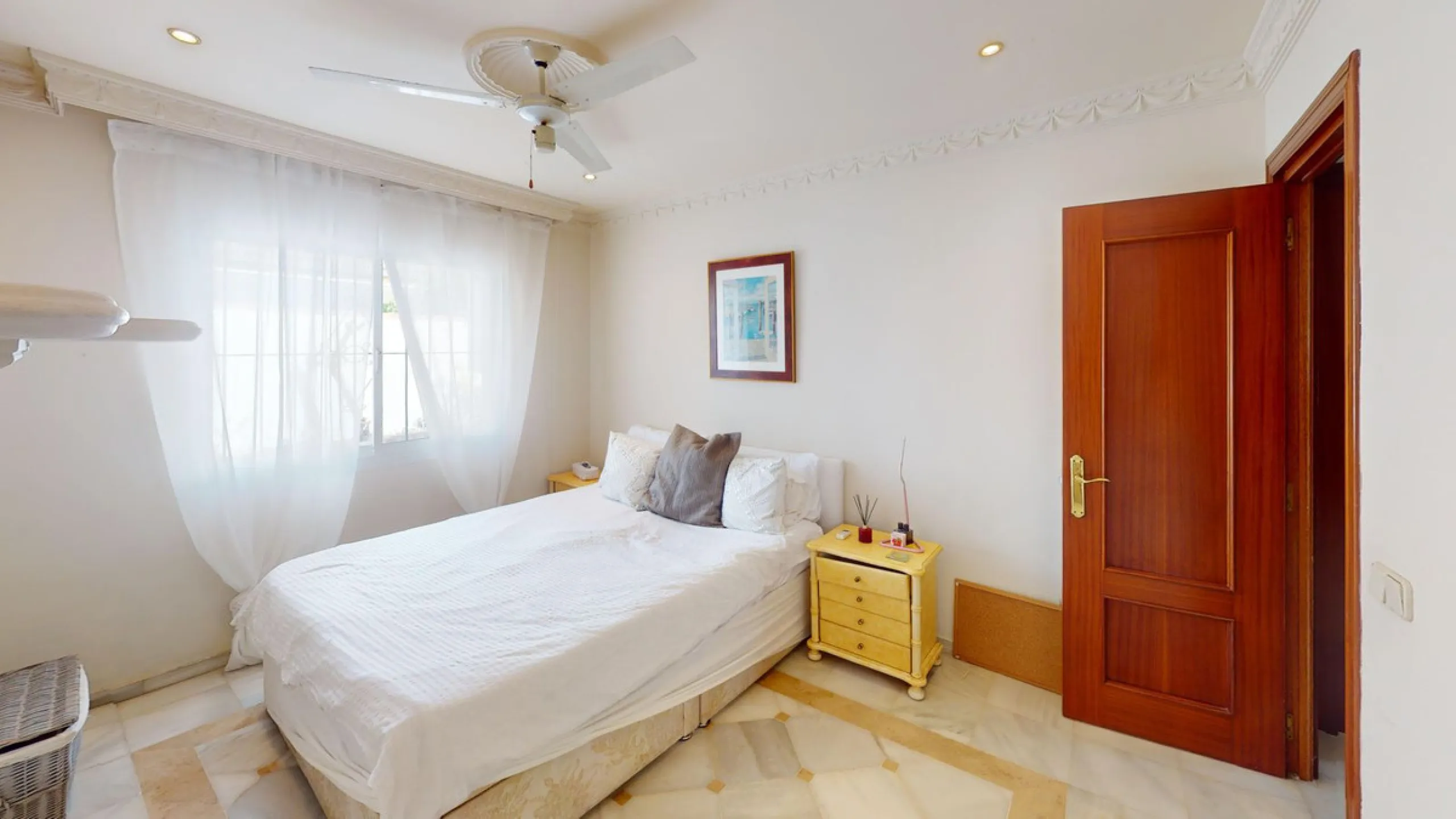 House - Detached Villa в продаже в Estepona, Málaga. В доме 4 спален и 4 ванных комнат. Площадь дома 194 м². Площадь участка 500 м²