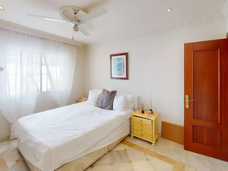 House - Detached Villa в продаже в Estepona, Málaga. В доме 4 спален и 4 ванных комнат. Площадь дома 194 м². Площадь участка 500 м²