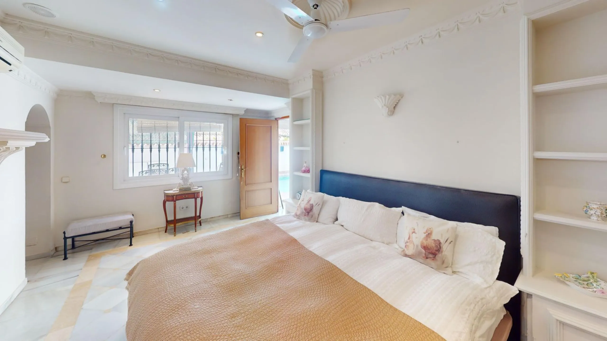 House - Detached Villa в продаже в Estepona, Málaga. В доме 4 спален и 4 ванных комнат. Площадь дома 194 м². Площадь участка 500 м²
