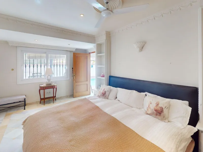 House - Detached Villa в продаже в Estepona, Málaga. В доме 4 спален и 4 ванных комнат. Площадь дома 194 м². Площадь участка 500 м²