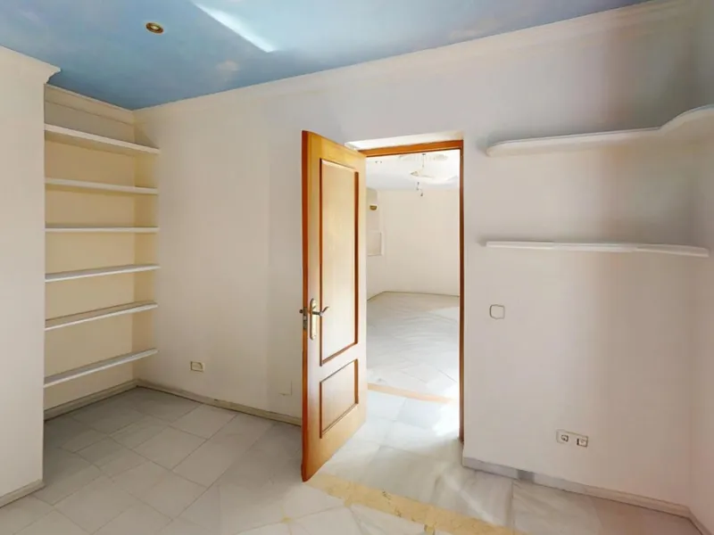House - Detached Villa в продаже в Estepona, Málaga. В доме 4 спален и 4 ванных комнат. Площадь дома 194 м². Площадь участка 500 м²