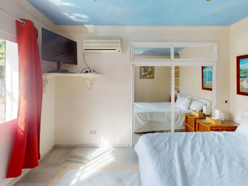 House - Detached Villa в продаже в Estepona, Málaga. В доме 4 спален и 4 ванных комнат. Площадь дома 194 м². Площадь участка 500 м²