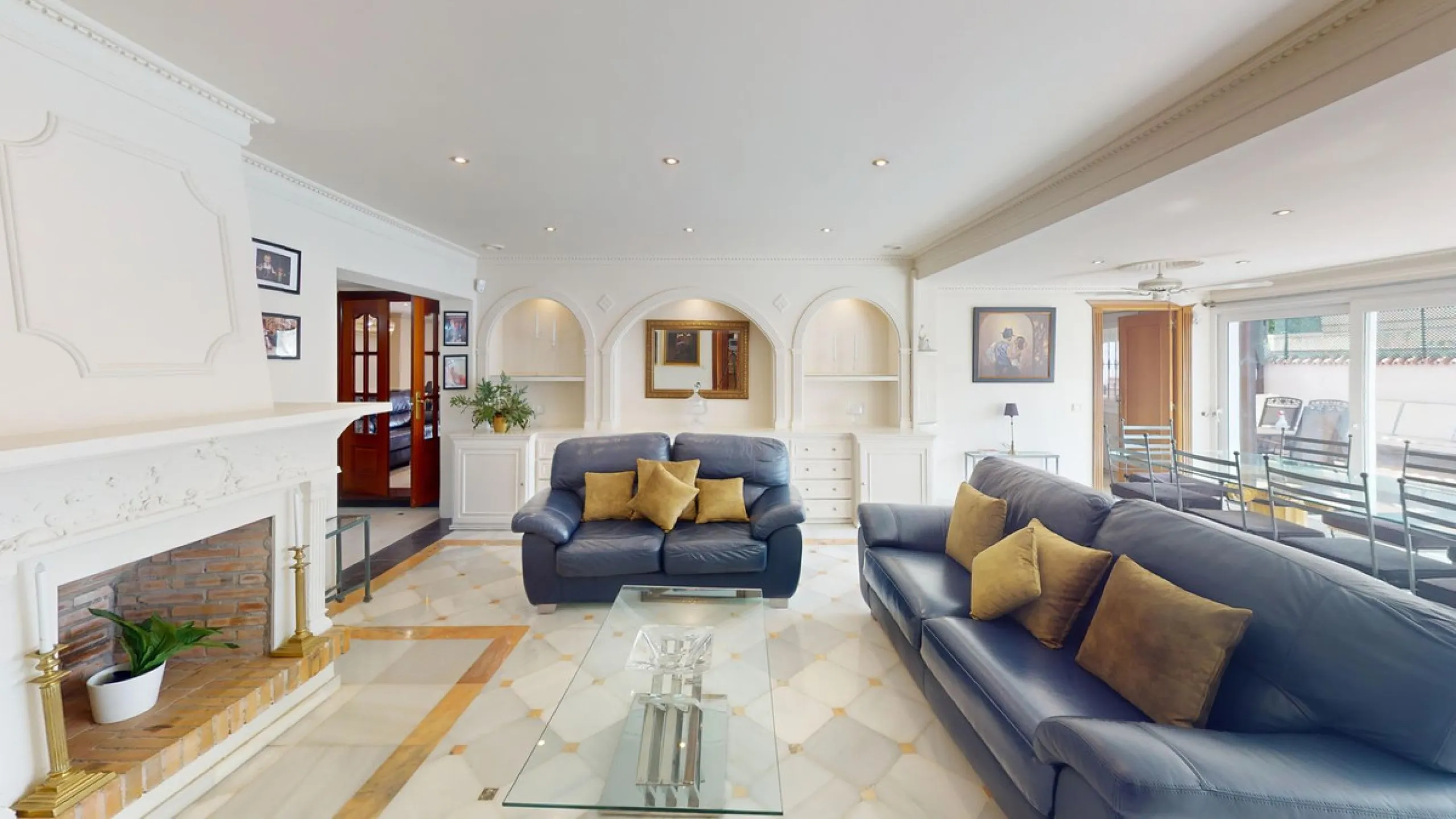 House - Detached Villa в продаже в Estepona, Málaga. В доме 4 спален и 4 ванных комнат. Площадь дома 194 м². Площадь участка 500 м²