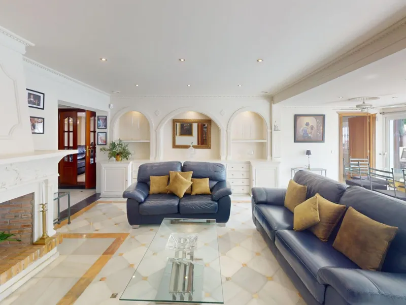 House - Detached Villa в продаже в Estepona, Málaga. В доме 4 спален и 4 ванных комнат. Площадь дома 194 м². Площадь участка 500 м²
